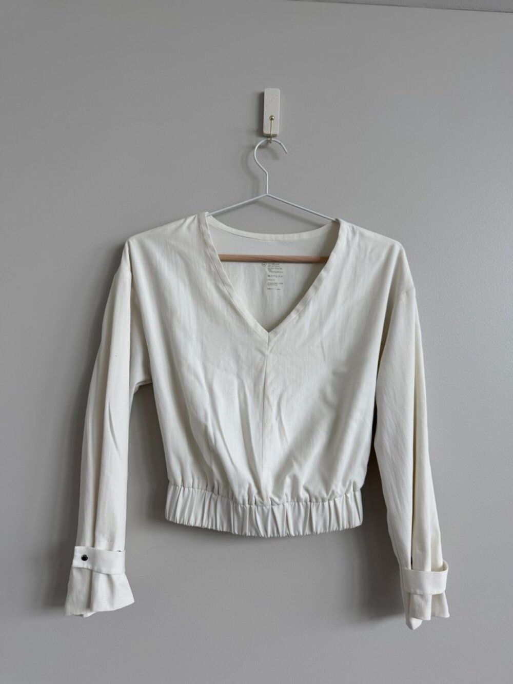 ADAY Ivory Cropped V-Neck Blouson Top Convertible Snap Cuffs XS